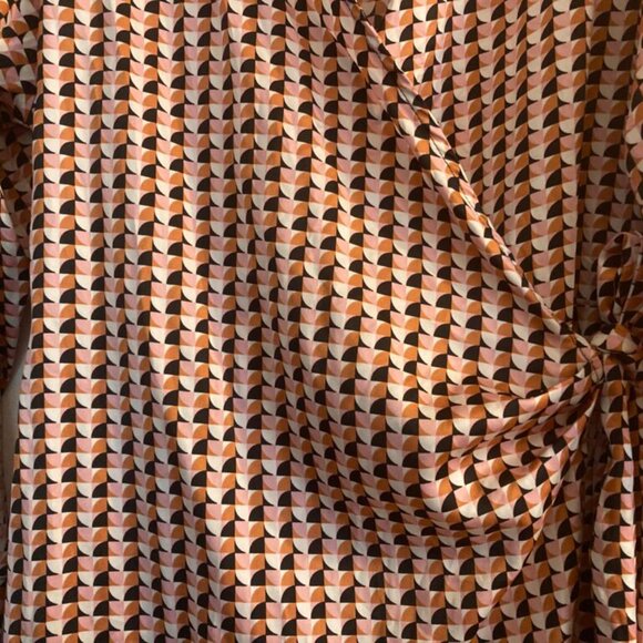 Stylish wrap dress - Picture 2 of 4